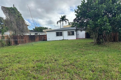 House in Miami, Florida 3 bedrooms, 153.1 sq.m. № 1953002 - photo 19