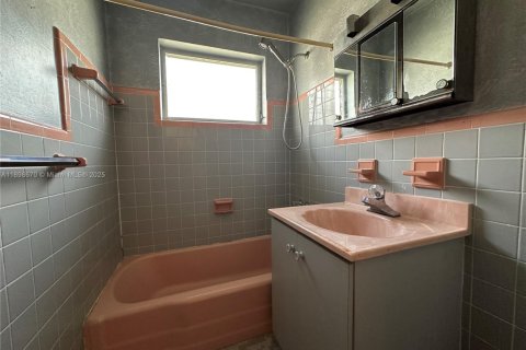 House in Miami, Florida 3 bedrooms, 153.1 sq.m. № 1953002 - photo 16