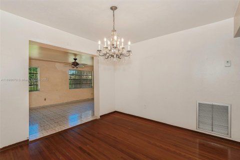 House in Miami, Florida 3 bedrooms, 153.1 sq.m. № 1953002 - photo 6