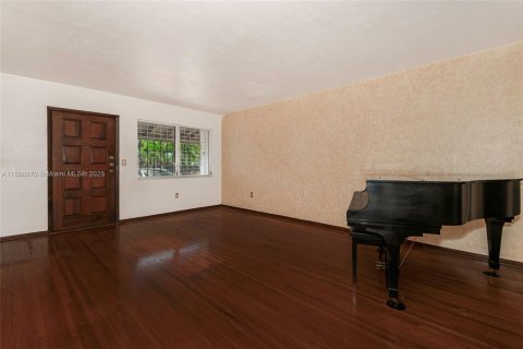 House in Miami, Florida 3 bedrooms, 153.1 sq.m. № 1953002 - photo 5