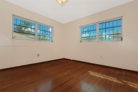 House in Miami, Florida 3 bedrooms, 153.1 sq.m. № 1953002 - photo 10