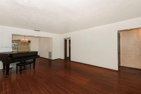 House in Miami, Florida 3 bedrooms, 153.1 sq.m. № 1953002 - photo 4