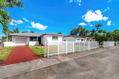 House in Miami, Florida 3 bedrooms, 153.1 sq.m. № 1953002 - photo 1