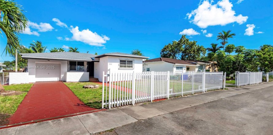 House in Miami, Florida 3 bedrooms, 153.1 sq.m. № 1953002