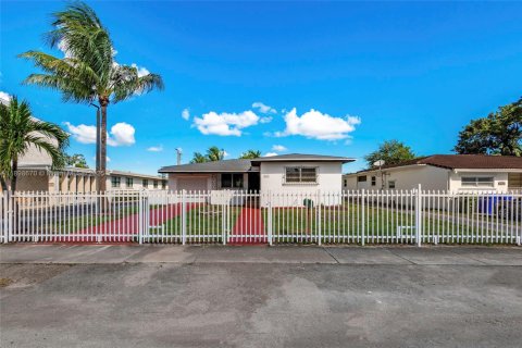 House in Miami, Florida 3 bedrooms, 153.1 sq.m. № 1953002 - photo 2