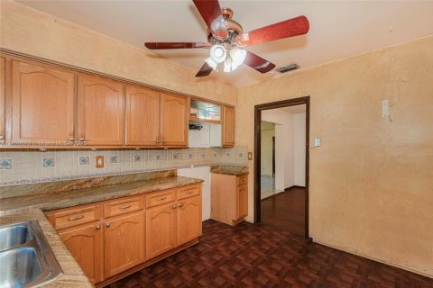 House in Miami, Florida 3 bedrooms, 153.1 sq.m. № 1953002 - photo 8