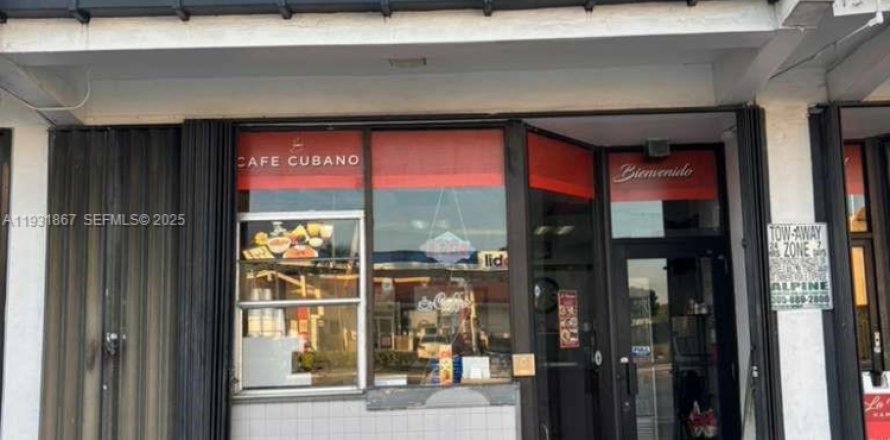 Commercial property in Miami, Florida № 1990224