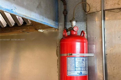 Купить коммерческую недвижимость в Майами, Флорида № 1990224 - фото 9