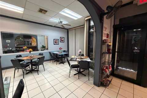 Купить коммерческую недвижимость в Майами, Флорида № 1990224 - фото 4