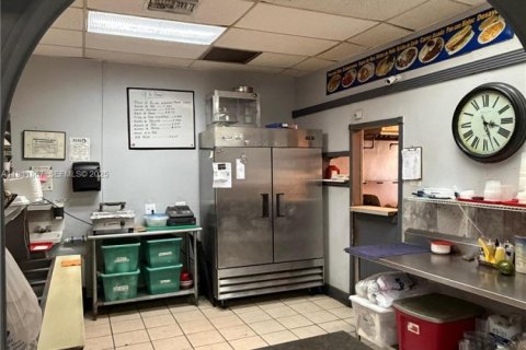 Купить коммерческую недвижимость в Майами, Флорида № 1990224 - фото 6