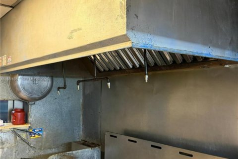 Купить коммерческую недвижимость в Майами, Флорида № 1990224 - фото 10