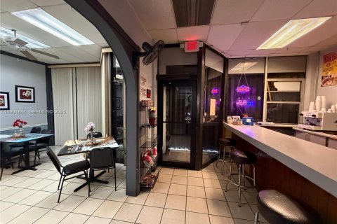 Купить коммерческую недвижимость в Майами, Флорида № 1990224 - фото 8