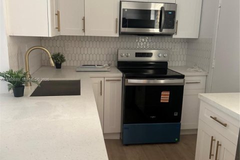 Condominio en Miami, Florida, 1 dormitorio  № 2009537