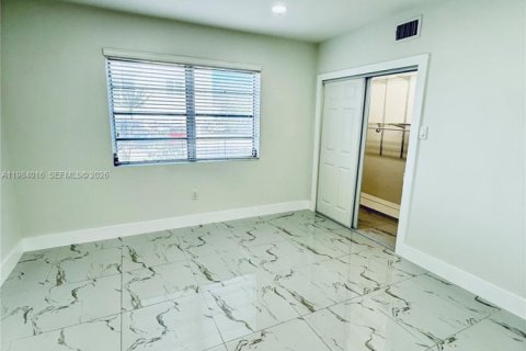 Condominio en alquiler en Miami, Florida, 1 dormitorio, 52.95 m2 № 2047302 - foto 11