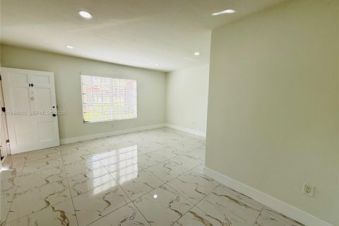 Condominio en alquiler en Miami, Florida, 1 dormitorio, 52.95 m2 № 2047302 - foto 2