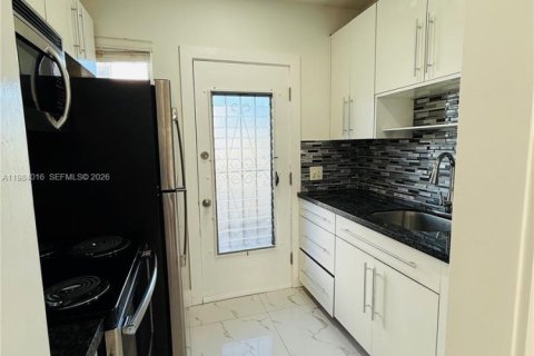 Condominio en alquiler en Miami, Florida, 1 dormitorio, 52.95 m2 № 2047302 - foto 8