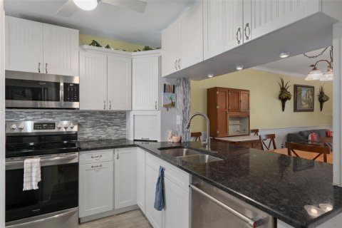 Condo in Port Richey, Florida, 2 bedrooms  № 1911023 - photo 19
