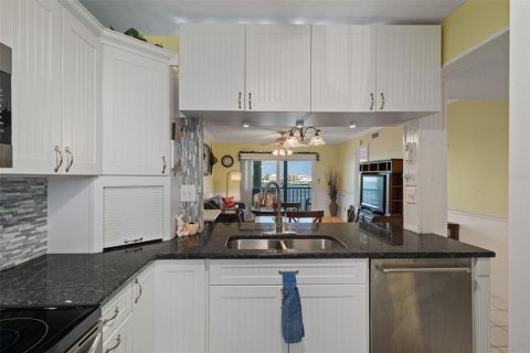Condo in Port Richey, Florida, 2 bedrooms  № 1911023 - photo 20