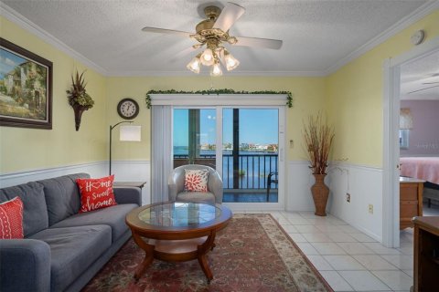 Condo in Port Richey, Florida, 2 bedrooms  № 1911023 - photo 15
