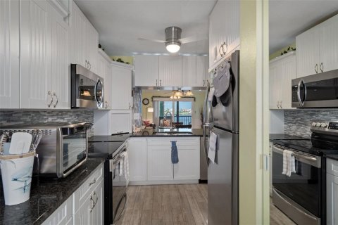 Condo in Port Richey, Florida, 2 bedrooms  № 1911023 - photo 21