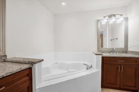 House in Lake Mary, Florida 3 bedrooms, 133.31 sq.m. № 1915653 - photo 15