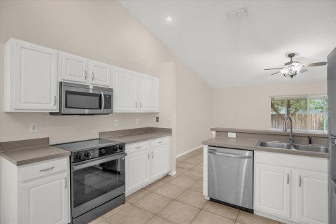 House in Lake Mary, Florida 3 bedrooms, 133.31 sq.m. № 1915653 - photo 9