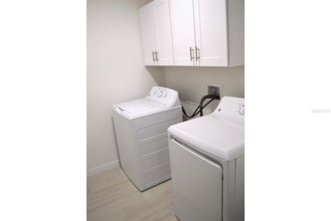 House in San Antonio, Florida 6 bedrooms, 239.69 sq.m. № 2379433 - photo 9