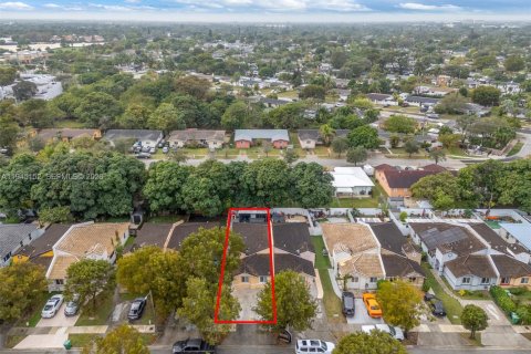 Casa en venta en Cutler Bay, Florida, 3 dormitorios, 121.61 m2 № 2001528 - foto 28