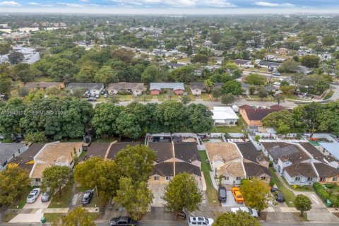 Casa en venta en Cutler Bay, Florida, 3 dormitorios, 121.61 m2 № 2001528 - foto 29