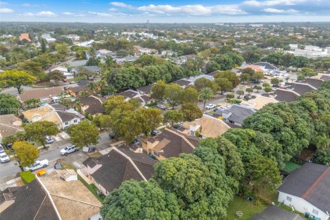 Casa en venta en Cutler Bay, Florida, 3 dormitorios, 121.61 m2 № 2001528 - foto 9