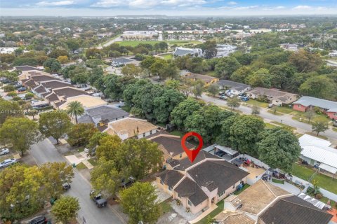 Casa en venta en Cutler Bay, Florida, 3 dormitorios, 121.61 m2 № 2001528 - foto 6