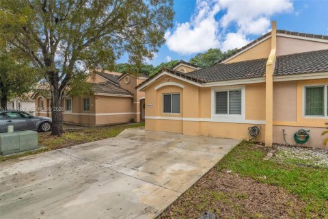 Casa en venta en Cutler Bay, Florida, 3 dormitorios, 121.61 m2 № 2001528 - foto 2
