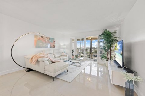 Condo in Pompano Beach, Florida, 2 bedrooms № 2173997 - photo 3