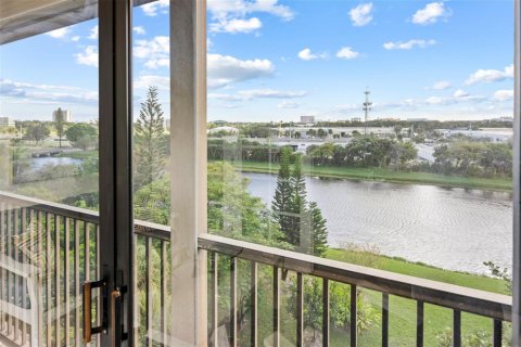 Condo in Pompano Beach, Florida, 2 bedrooms № 2173997 - photo 23