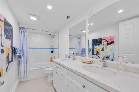 Condo in Pompano Beach, Florida, 2 bedrooms № 2173997 - photo 16
