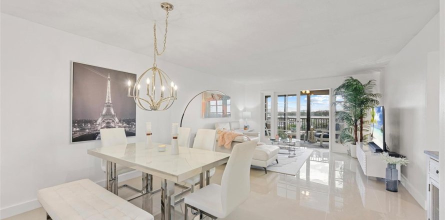 Condo in Pompano Beach, Florida, 2 bedrooms № 2173997