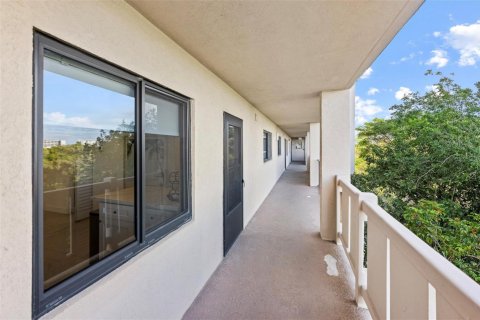Condo in Pompano Beach, Florida, 2 bedrooms № 2173997 - photo 24