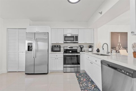 Condo in Pompano Beach, Florida, 2 bedrooms № 2173997 - photo 9