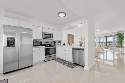 Condo in Pompano Beach, Florida, 2 bedrooms № 2173997 - photo 10