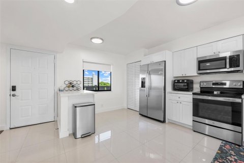 Condo in Pompano Beach, Florida, 2 bedrooms № 2173997 - photo 8