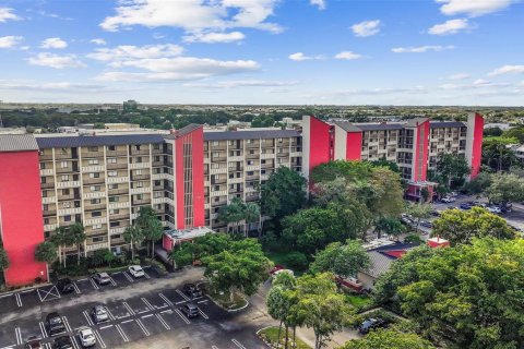 Condo in Pompano Beach, Florida, 2 bedrooms № 2173997 - photo 25
