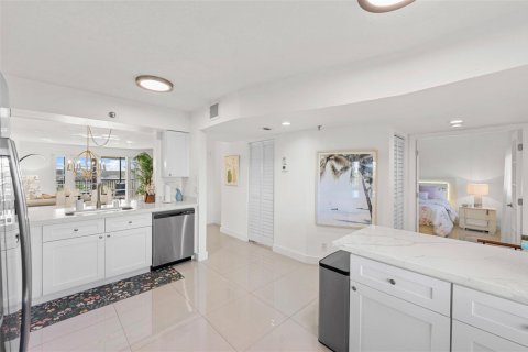 Condo in Pompano Beach, Florida, 2 bedrooms № 2173997 - photo 12