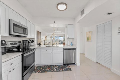 Condo in Pompano Beach, Florida, 2 bedrooms № 2173997 - photo 11