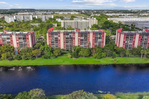 Condo in Pompano Beach, Florida, 2 bedrooms № 2173997 - photo 26