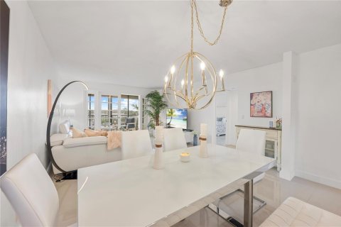 Condo in Pompano Beach, Florida, 2 bedrooms № 2173997 - photo 2