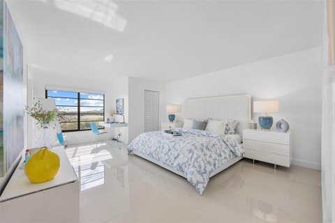 Condo in Pompano Beach, Florida, 2 bedrooms № 2173997 - photo 13