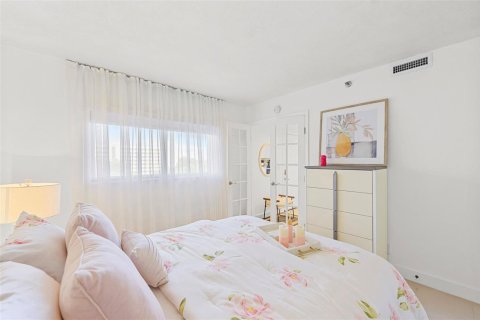 Condo in Pompano Beach, Florida, 2 bedrooms № 2173997 - photo 18