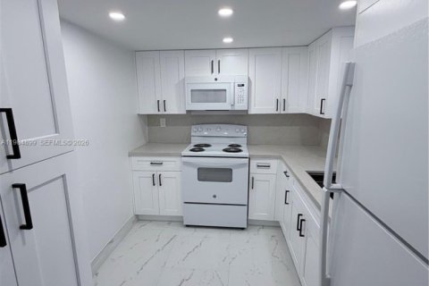 Copropriété à louer à Miami, Floride: 2 chambres, 131.46 m2 № 2046742 - photo 3