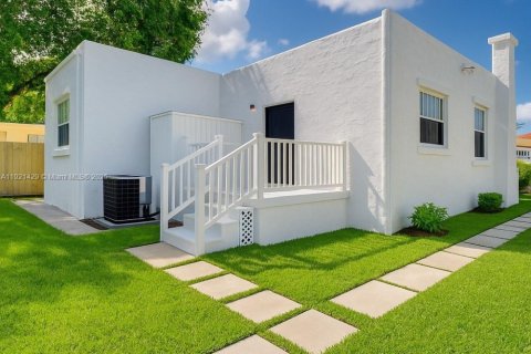 Immobilier commercial à vendre à Miami, Floride: 145.21 m2 № 1975776 - photo 1