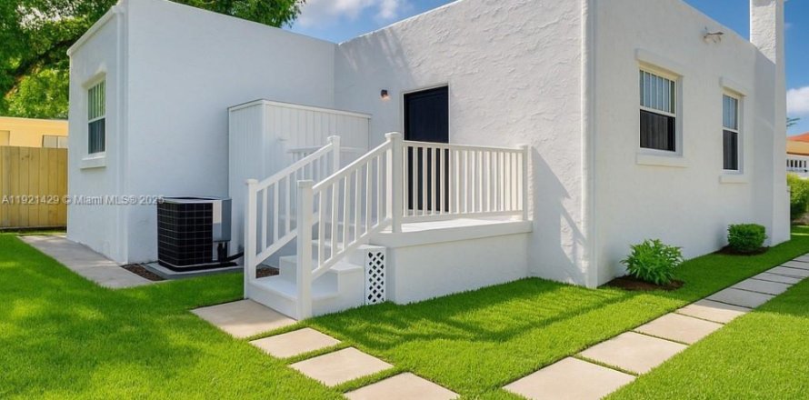 Immobilier commercial à Miami, Floride 145.21 m2 № 1975776